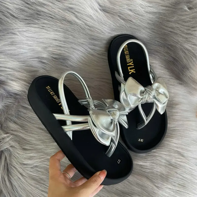 Giày  sandan kẹp  Nơ xinh xắn , đế nhẹ cao 3cm ,chân quai có may viền xung quanh (mẫu chuẩn size, chân tròn thì tăng dùm shop 1 size).