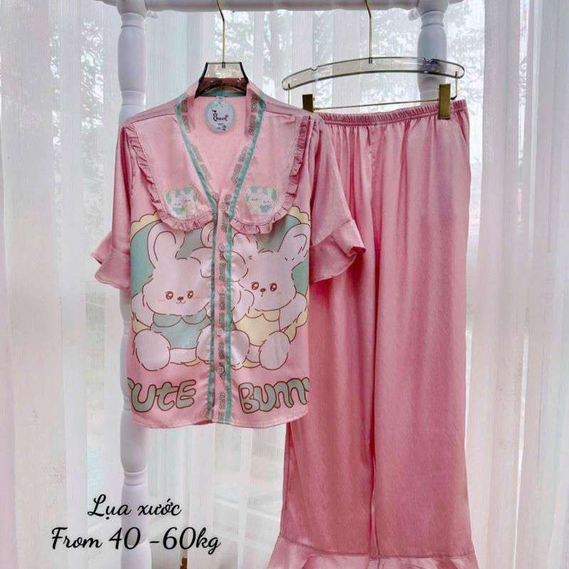 Size 40-60kg - Bộ Lụa Xước Ánh Kim Tay Ngắn Quần Dài Cao Cấp Cổ Tim Viền Bèo In Họa Tiết 5D Queen Mềm Mát Mặc Nhà Cao Cấp TNQD Women Nữ Quần Ngủ Sen Voi Pijama Kem Voan 5