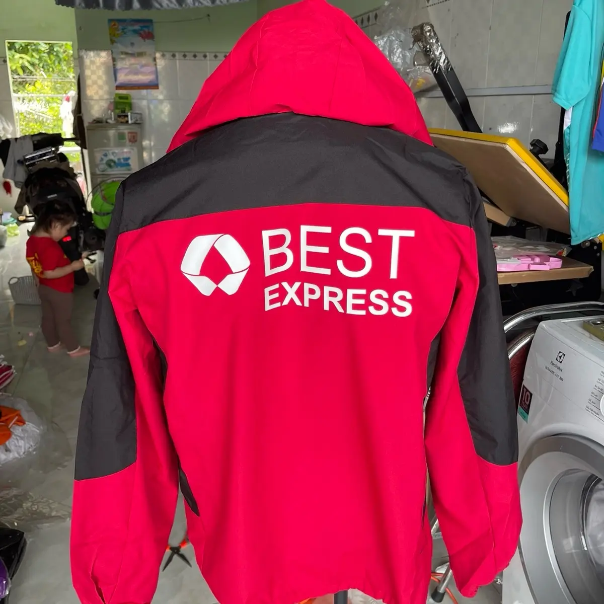 Áo khoác gió chống nắng giao hàng BESST màu đỏ đen chất vải thoáng mát Jacket Menswear Top
