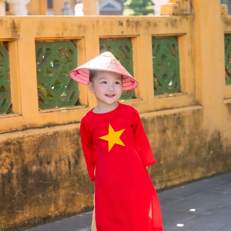 Áo dài Cờ Đỏ Sao Vàng Việt Nam dành cho bé gái chất liệu lụa tông đỏ tươi và vàng 4