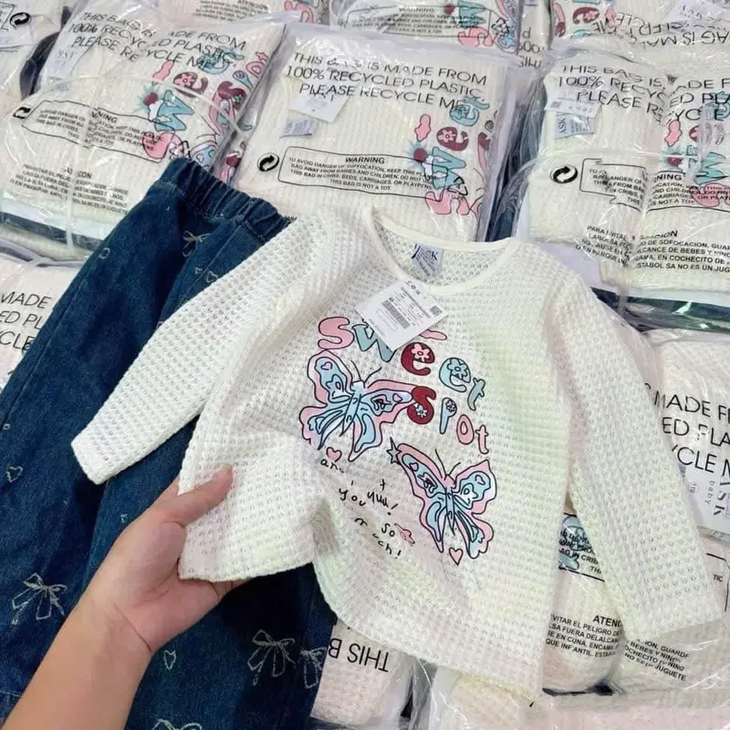 B033-Bộ quần jeans xuông phối áo thun dài tay cho bé gái - Heo 3