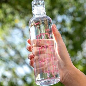 1PC Botella de agua de plástico de gran capacidad con patrón de mariposa y escala de medición, adecuada para la hidratación diaria, deportes al aire libre, vida escolar, y una excelente opción para regalos de Navidad/Halloween/cumpleaños