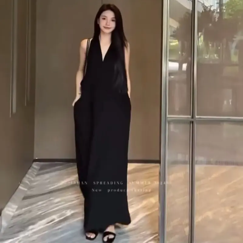 Váy xuông cổ yếm đơn giản thiết kế thanh lịch, hở vai phong cách hằng ngày, đi chơi, đi biển 2 màu hot 2025 - Phom suông dễ mặc