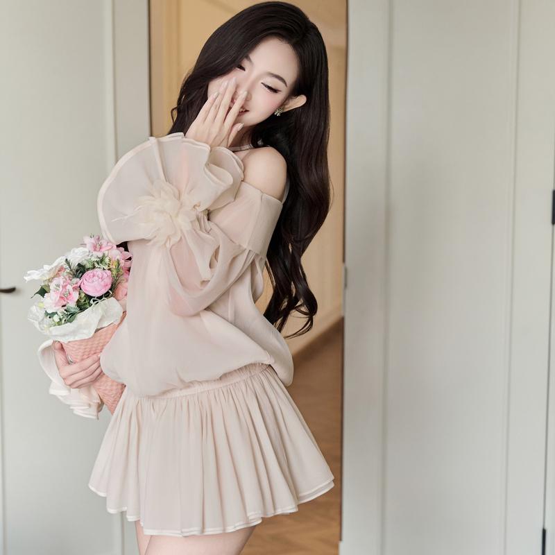 SOLEIL - Set Mochi Gồm Áo Cổ Yếm Tay Bồng Nhún Eo Phối Nơ Đá Ngẫu Nhiên & Quần Shorts Lụa Màu Kem Thiết Kế Nữ Tiểu Thư Sang Trọng Đi Tiệc Đi Chơi Women