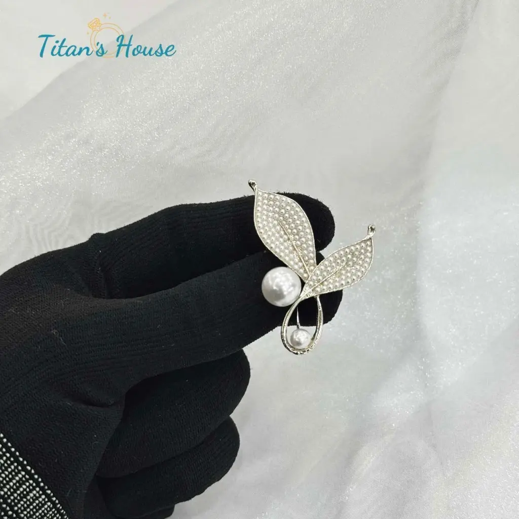Trâm cài áo chiếc lá đính ngọc chất liệu Titan - Titan's House - TC011T