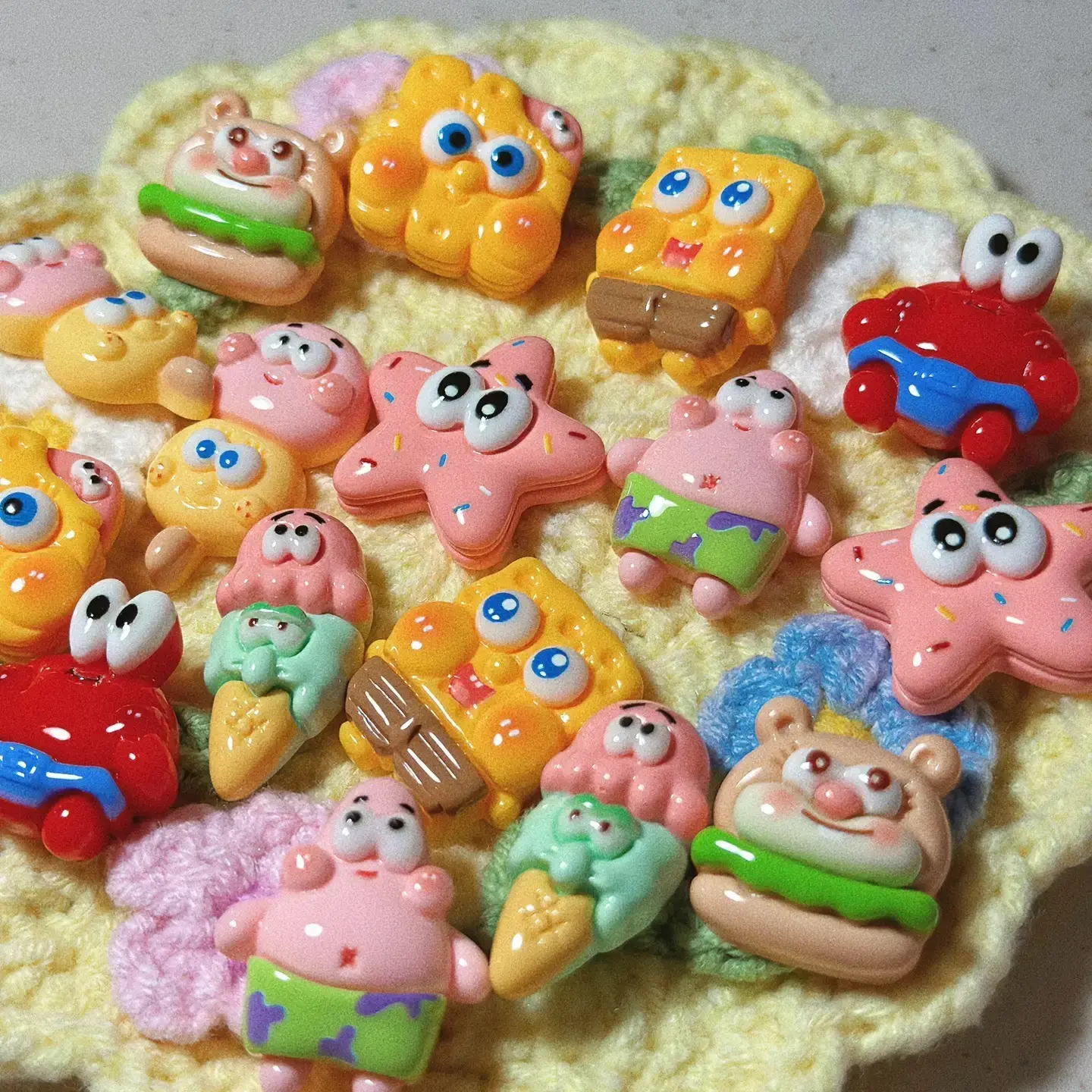 Charm Hoạt hình Bọt Biển tinh nghịch, Sao biển, Siêu xinh, siêu cute, trang trí ốp điện thoại, decor phòng, bàn học