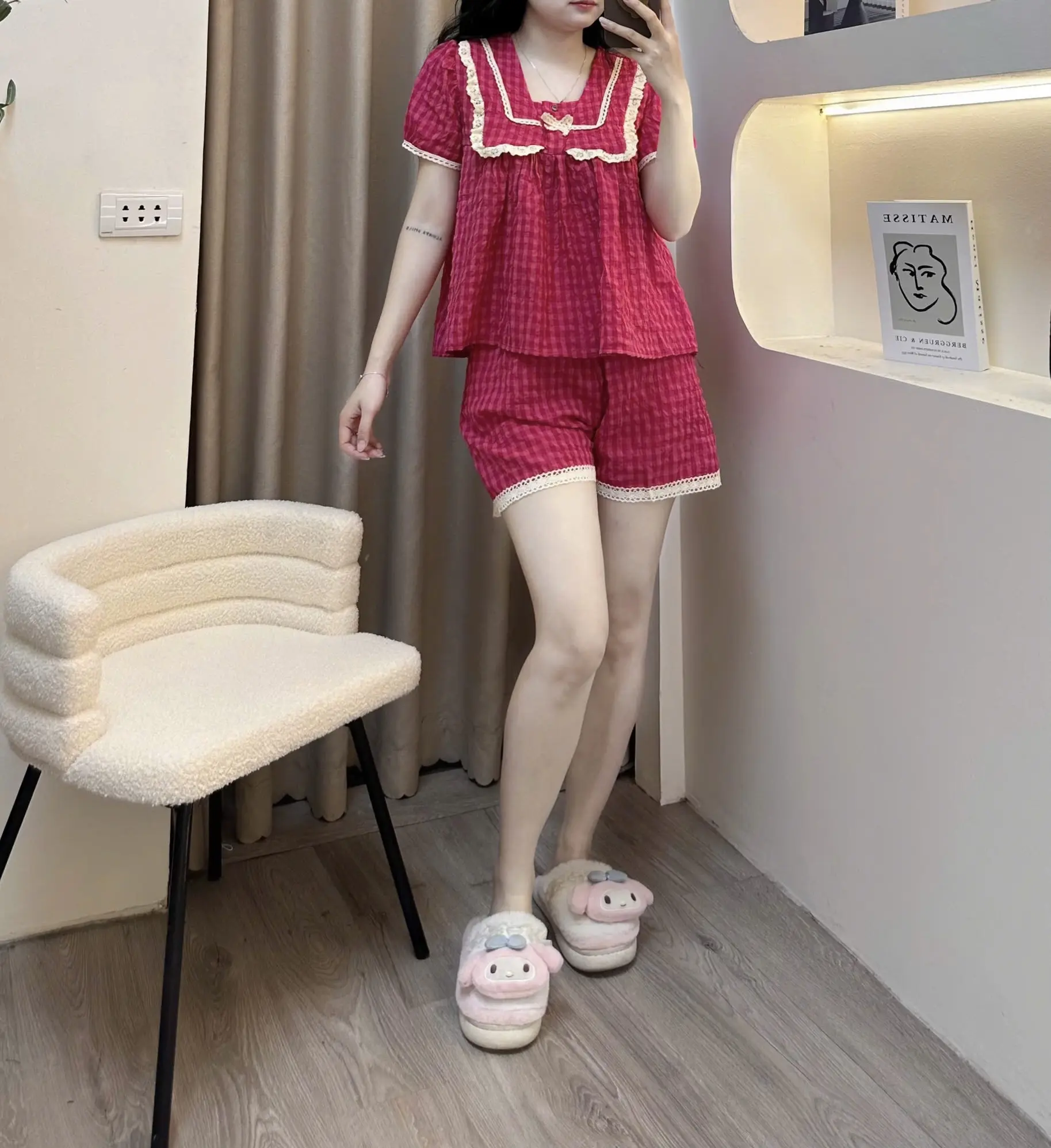 Bộ đồ ngủ mặc nhà nữ Hh áo cộc tay bồng nhẹ cổ V vuônh phối viền bèo Ren 2 tầng bản to chính giữa đính nơ dáng áo xoè to rộng quần cộc hoạ tiết kẻ caro chất liệu đũi mềm êm mát lạnh