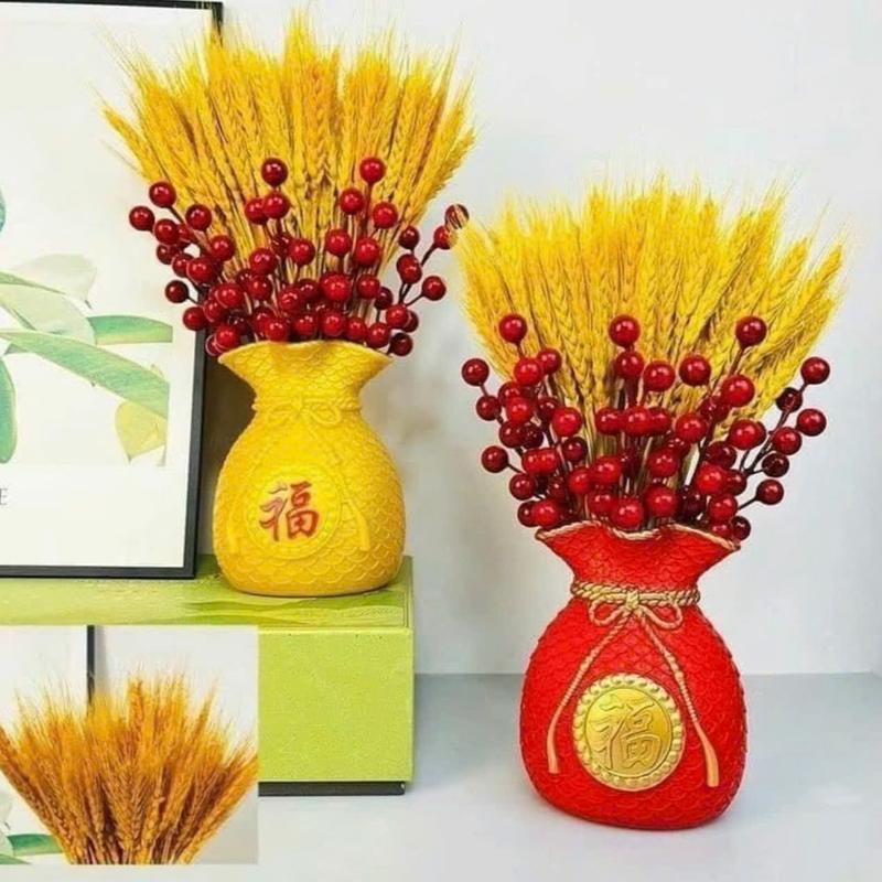 Bình Cắm Hoa Túi Tiền Resin May Mắn Kèm Cành Đào Đông Đỏ Và Lúa Mạch Vàng - Decor Tết 2025