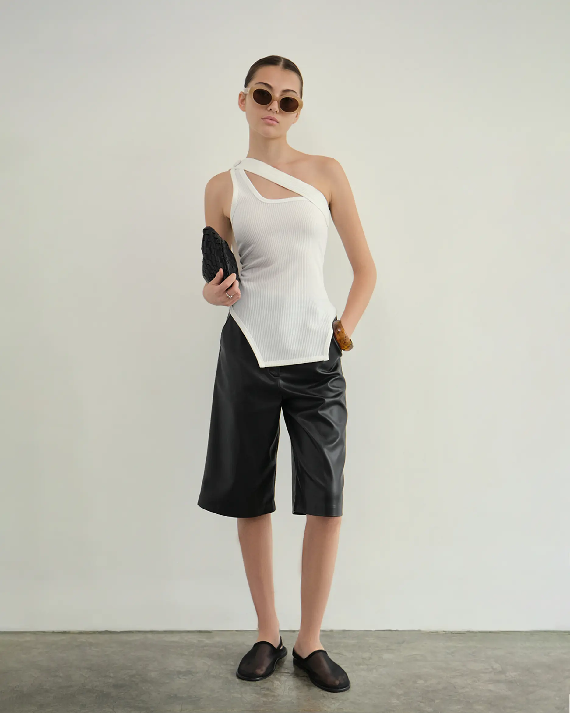 HIGHCHIC - CROSS TOP - ÁO THUN GÂN VAI CHÉO -Cotton Nữ Women Voi Trắng