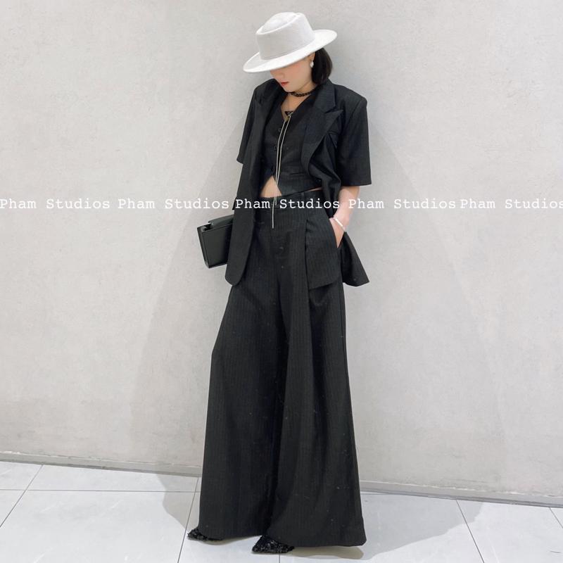 Pham Studios, Áo blazer cộc tay xẻ sau, áo gile croptop và quần cạp cao xếp ly túi trước hiện đại, vải text màu đen chì kẻ nâu 7