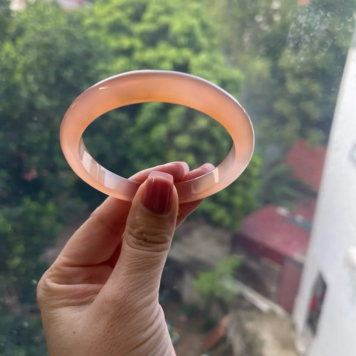 Vòng tay bản dẹp màu hồng cam BGH cho chị em phụ nữ