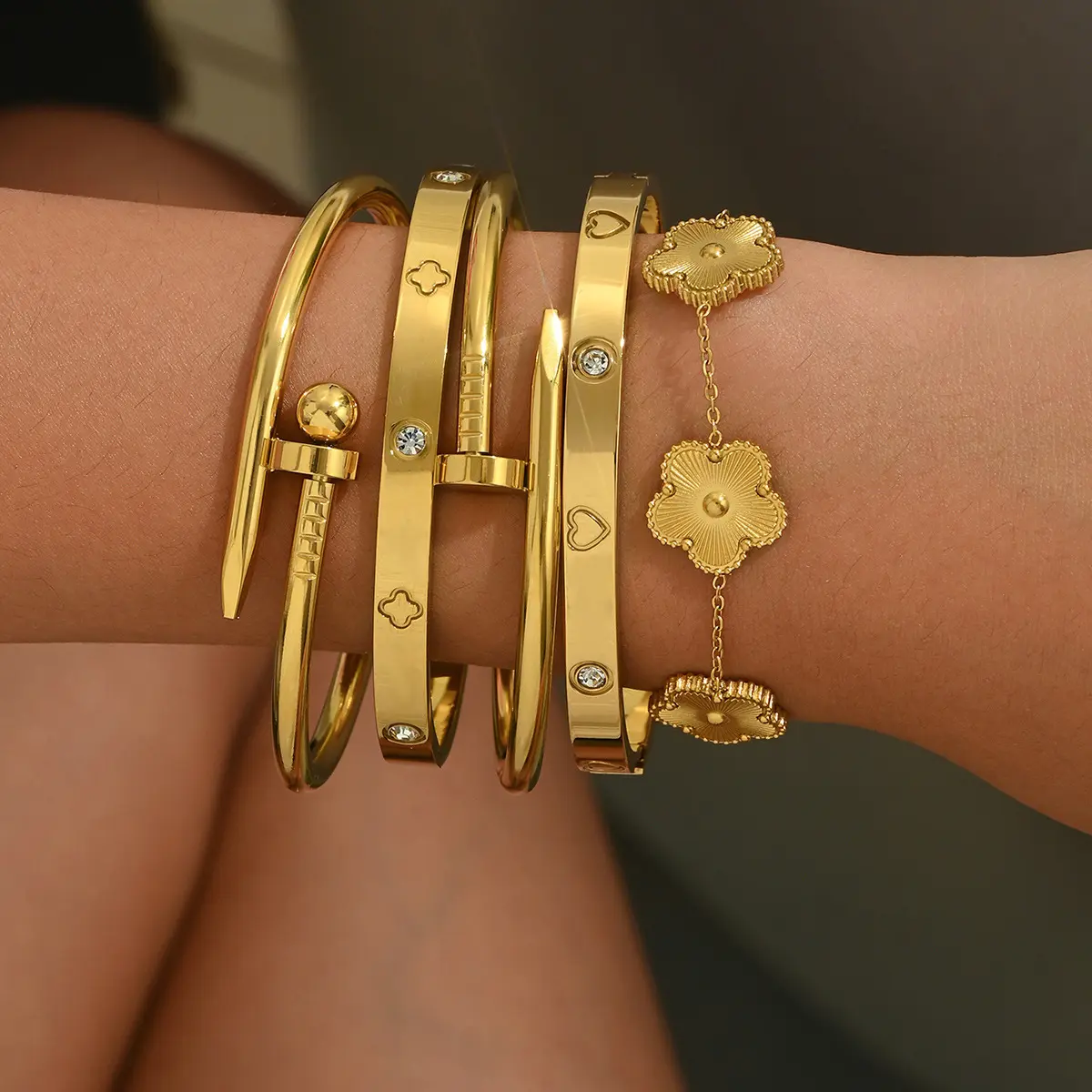 Fashionable stainless steel golden bracelet, not easy to fade, 18K jewelry