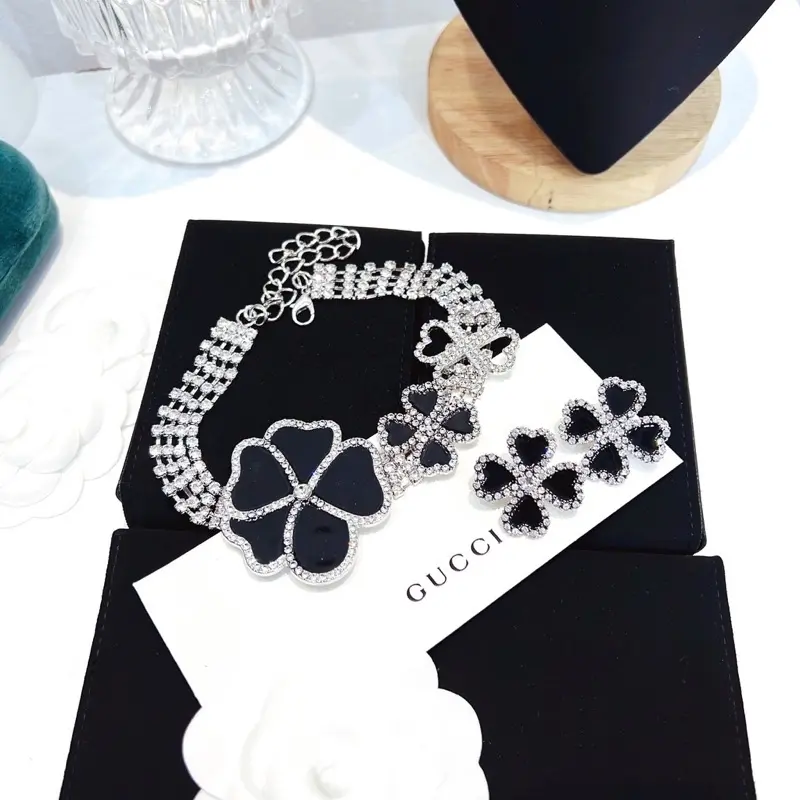 Vòng cổ choker hình bông hoa đính đá
