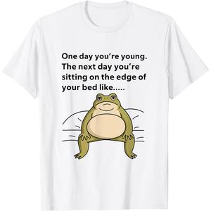 Camiseta blanca con estampado abstracto 2D: estilo urbano alternativo, ideal tanto para hombre como para mujer. Emoji de rana sentada, "Cuando eres joven", divertida camiseta de animal perezoso.