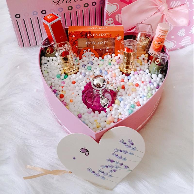 Combo quà tặng sinh nhật tinh tế cho người con gái bạn yêu thương. Bộ sản phẩm gồm son nước hoa phấn mắt hộp quà túi quà và thiệp y hình