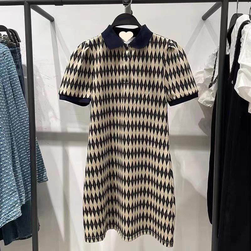 Product Introduction of Váy Kẻ Sọc Hình Thoi Cổ Polo Phong Cách Pháp, Hàng Mới Về, Dành Cho Nữ, Mùa Hè 2024, Thiết Kế Cổ Điển ngắn, Phong Cách Độc Đáo 6