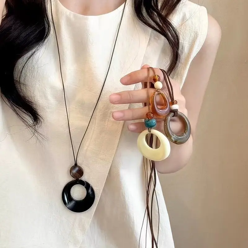 Gaya Baru Cina Tidak Teratur Berongga Bulat Liontin Kalung Resin Kalung Rantai Sweater Panjang