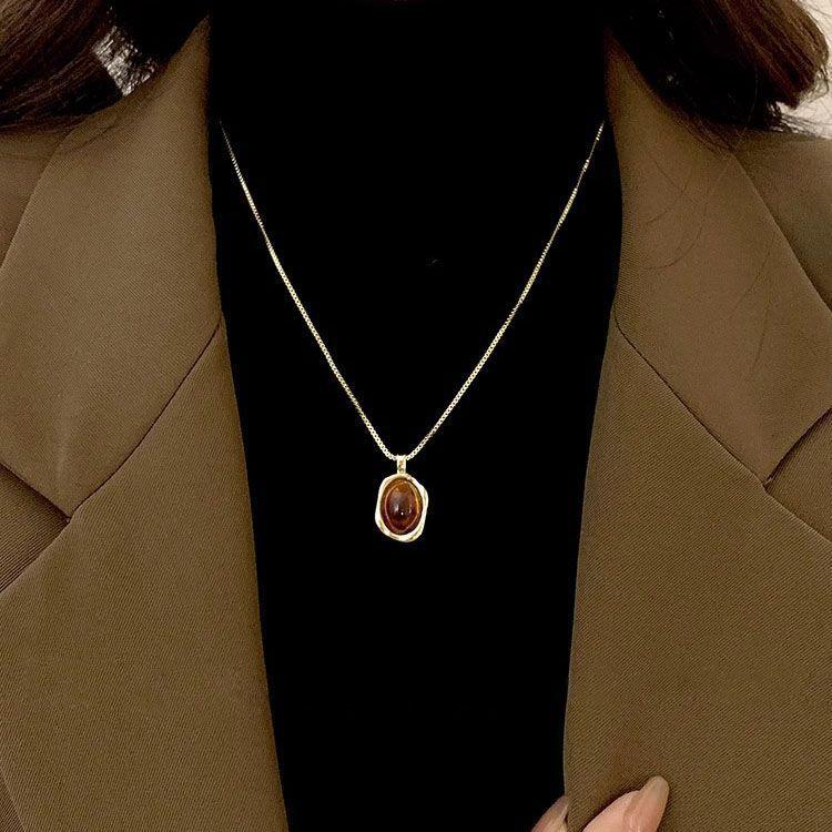 Product Introduction of 2025 Popular Amber Twin Golden Sweater Necklace for Girls Autumn and Winter New Light Luxury High-Grade Sense Niche Sweater Chain 3