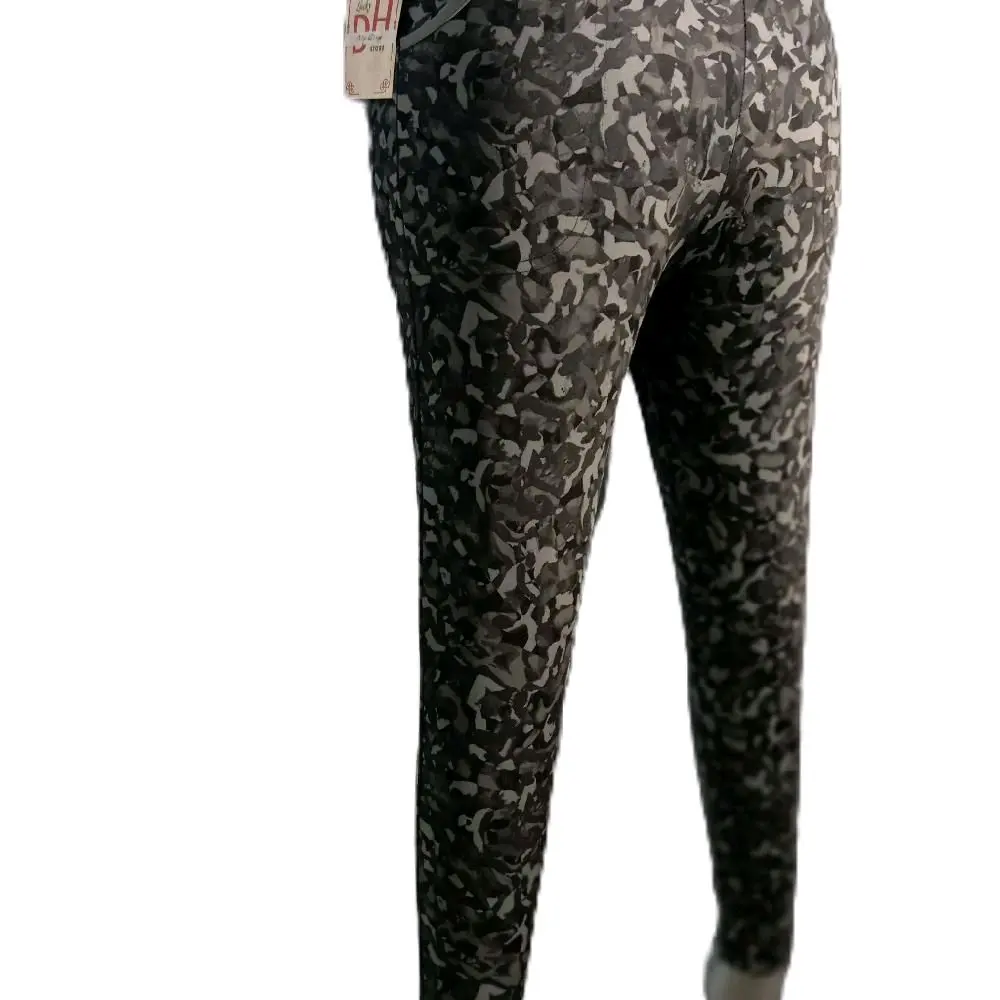 quần Thun nữ legging thun co giãn thoải mái 4chieu thích hợp cho chị em mặc trong mọi hoàn cảnh đi làm đi chơi, tông hoa văn màu sắc đen trắng dễ phối áo cho chị em có cá tính sang trọng năng động  . quần có đủ size, m 45kg -50kg  L -50kg- 55kg xL 60 - 70
