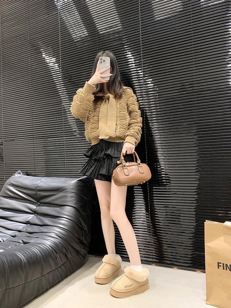 Product Introduction of Women's Cotton-Padded Shoes Winter 2024 New Popular Home Warm Velvet Cotton Slippers Non-Slip Simple Advanced Snow Fashionable Boots 11