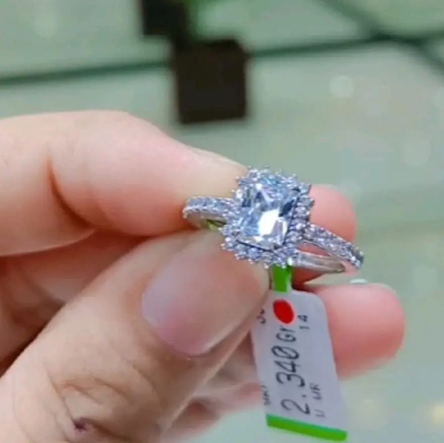 cincin emas putih ubs Perempuan