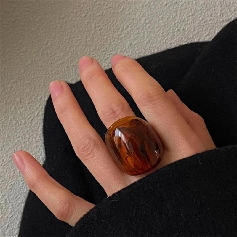 Product Introduction of Trendy Large Finger Rings for Women Exaggerated Amber Color Resin Temperament Geometric Finger Ring Vintage Punk Jewelry 3
