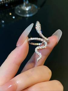 Anillo tipo brazalete con diseño de serpiente decorado con estilo punk de diamantes de imitación, anillo de aleación con textura moderna y exquisita para mujeres, joyería de moda para decoración de fiestas y regalos de festividades