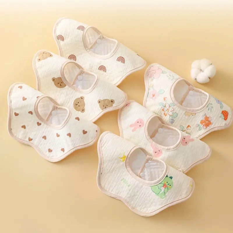 Yếm tròn xoay 360 cho bé chất liệu cotton mềm mịn thấm hút tốt, mặt dưới chống thấm và có cúc bấm 7