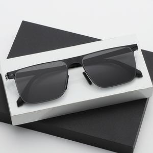 แว่นกันแดดโพลาไรซ์สำหรับผู้ชาย ทำจากเหล็กและหนัง เลนส์ฟิล์มฉีกขาดใหม่ กันลมและป้องกันรังสียูวี เหมาะสำหรับการขับขี่ มาใหม่