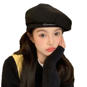 หมวกเบเร่ต์สไตล์ศิลปะย้อนยุคสำหรับผู้หญิง พร้อมส่งในปี 2025 ขายดีในฤดูใบไม้ร่วงและฤดูหนาว หมวกปักตัวอักษรที่หลากหลาย แฟชั่นหรูหราเบา