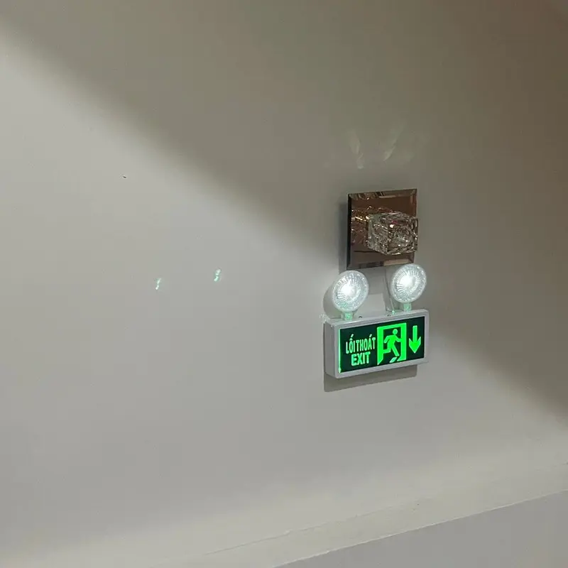 đèn báo lối thoát exit thoát hiểm kèm 2 bóng đèn led tự sáng khi cúp điện 1