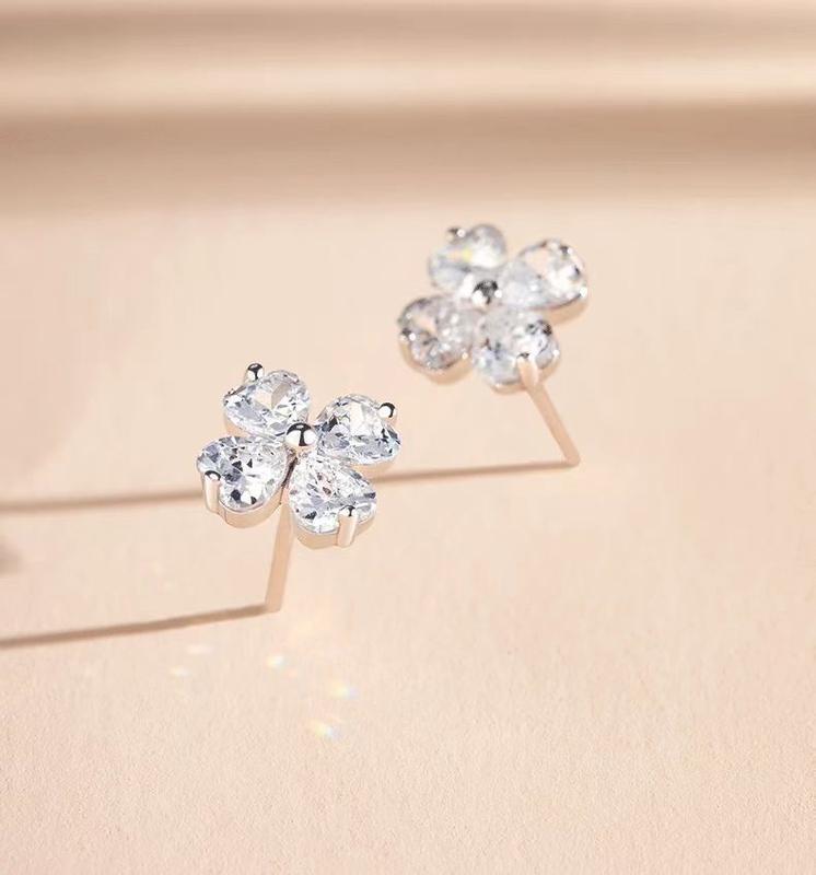 Product Introduction of Full Diamond Four Leaf Clover Ear Stud Female Simple Earrings for Birthdays and Valentine's Days Gift 5