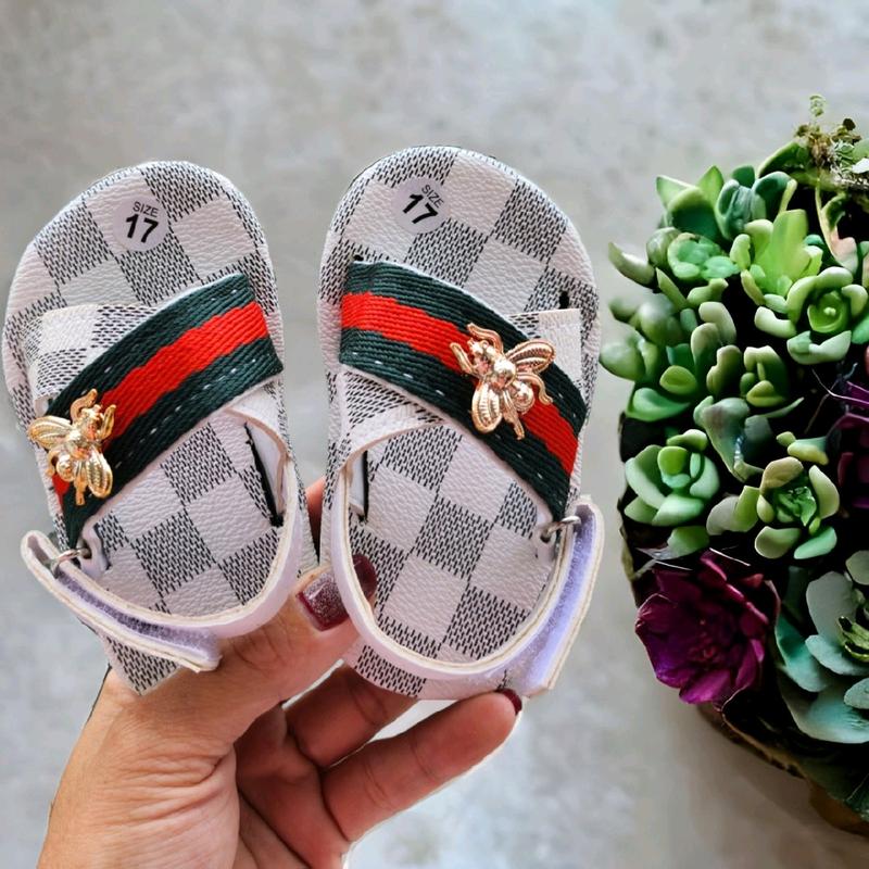 Giày quai chéo sọc kèm hình ong cho bé trai, kèm quai sau Kem Sandal Dép Sandal