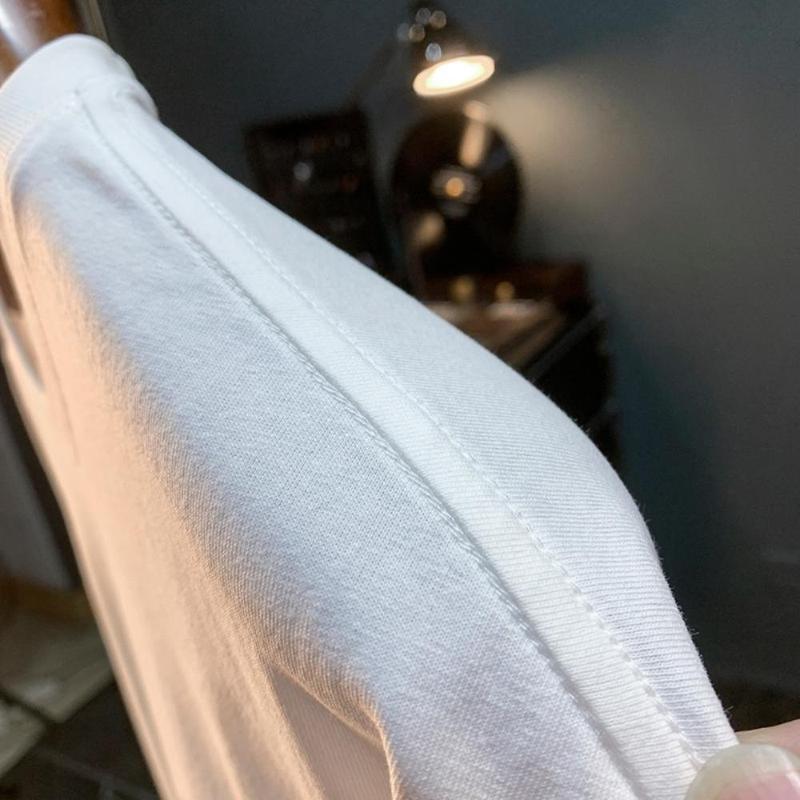 Desain cetak monogram asli, kaos lengan pendek longgar sederhana untuk pria 4