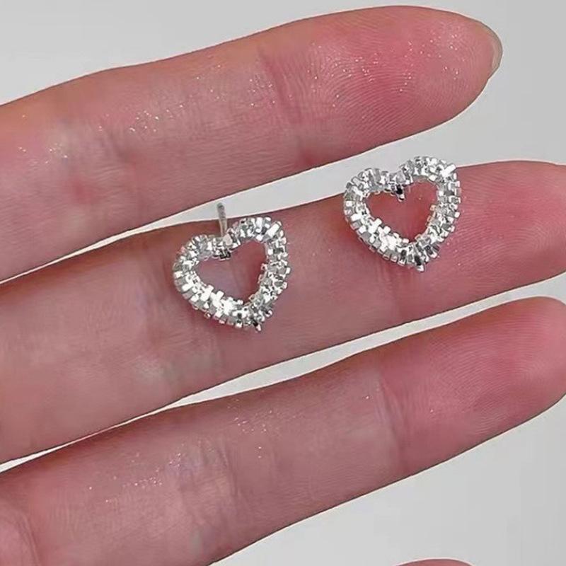 Product Introduction of Hollow Love Earrings Female Summer Light Luxury Small Sense of Temperament Earrings Daily Simple 11