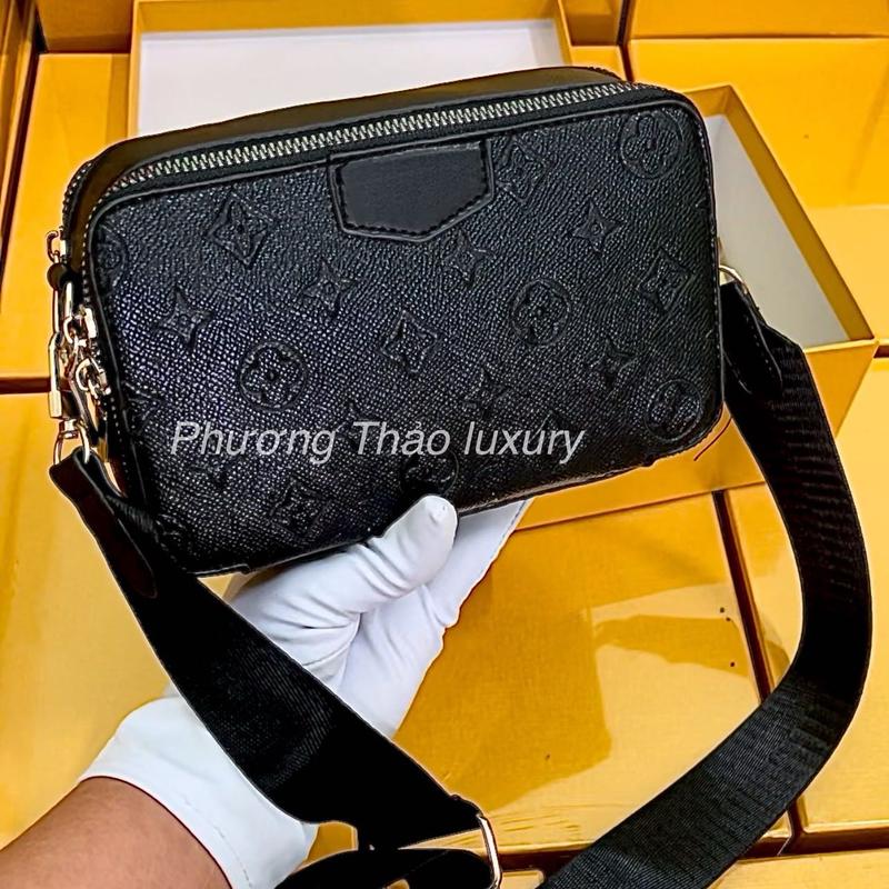 Túi đeo chéo A11 dáng hộp size 18 hàng cao cấp fullbox màu Đen Bóng , Hoạ Tiết Dập Nổi  hoàn thiện từng chi tiết. fom căng dứng. Giữ fom. Giữ màu. Kháng nước xước. Bảo hành 2 năm về da #hot_trend202425 #túi_đeo_cheo