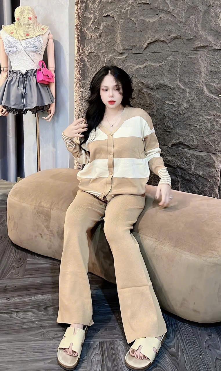 Product Introduction of Set bộ thun tăm tay dài gài nút cổ v màu ô vuông kèm quần ống suông rộng 5