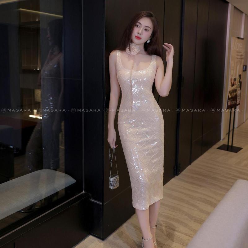 Đầm nữ Masara sát nách form ôm body tôn dáng đính kim sa lấp lánh màu kem đi kèm chocker hoa bản to ấn tượng