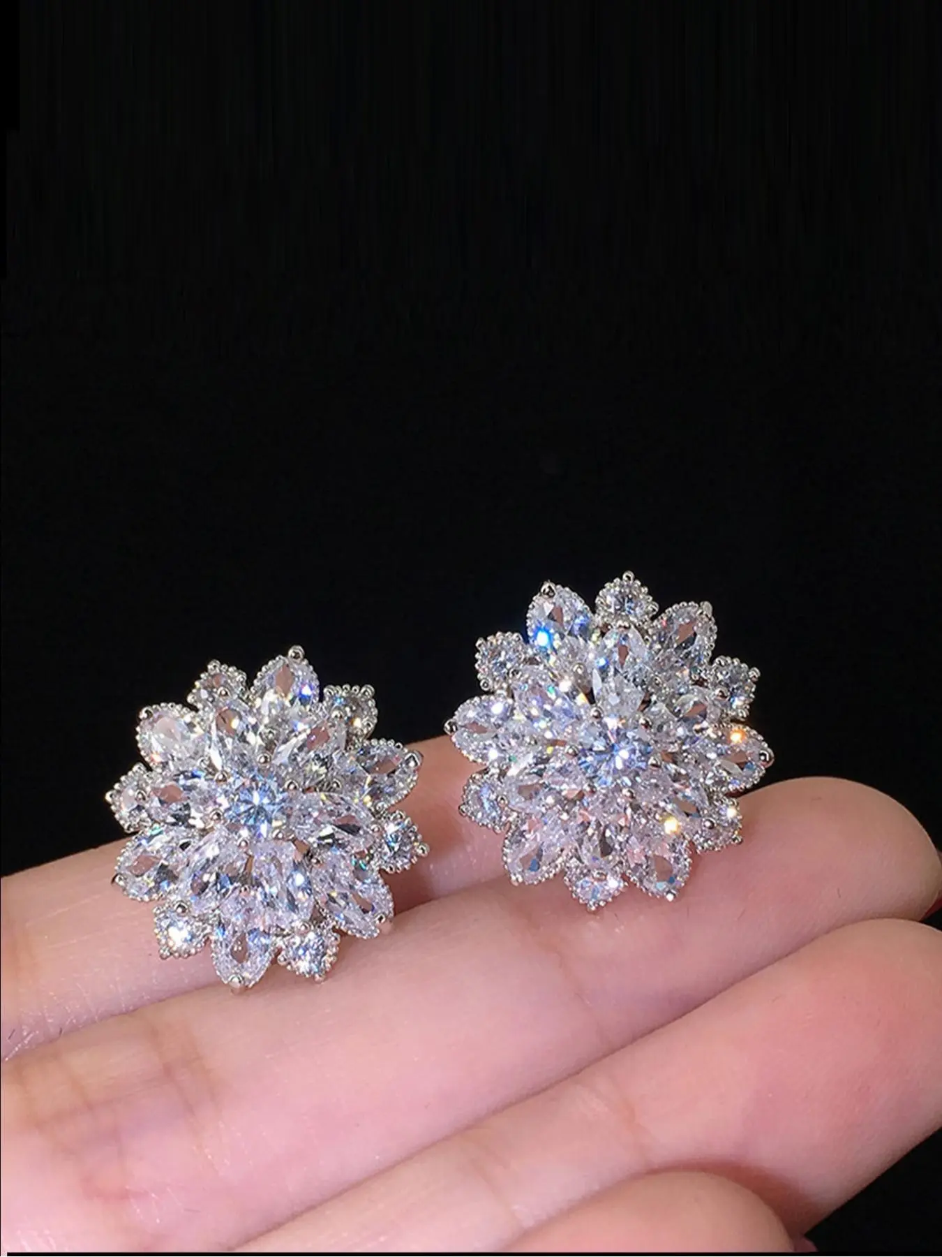 Flower Design Rhinestone Stud Earrings (1 Pair), Fashionable Matching Earrings Jewelry for Women, Trendy Classic Fashion Accessories for Daily Used