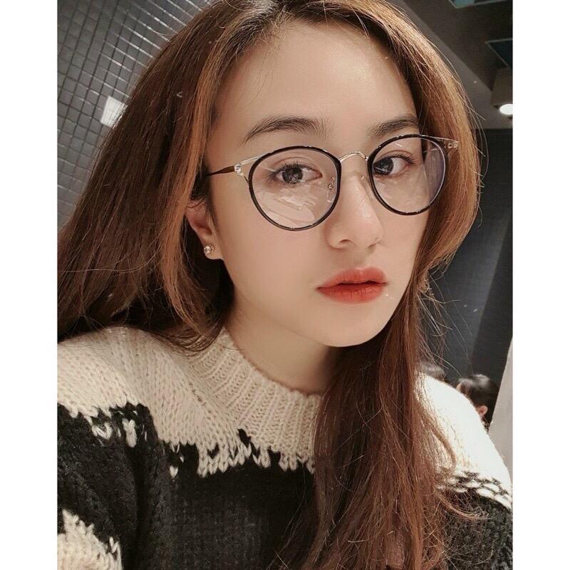 Kính tai mèo Kc90029 phù hợp với mặt tròn nhỏ và vừa, lắp Mắt Kính cận đến 5 độ. Gọng bản lề lò xo đàn hồi tốt, độ bền cao. đủ viền