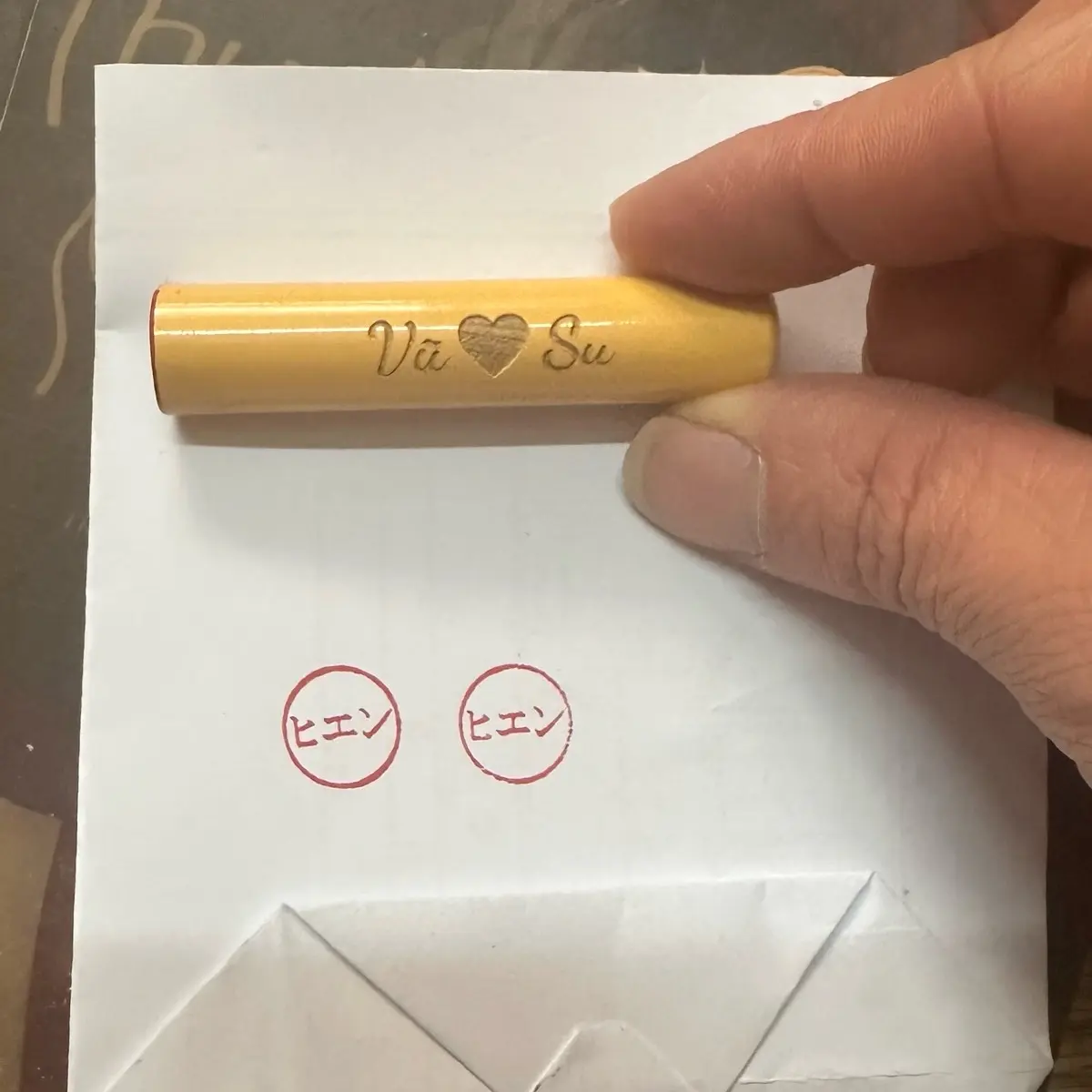 Con dấu gỗ thỏi vàng chanh