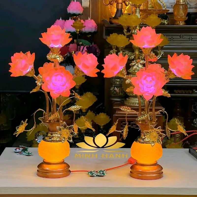 đèn 5 bông lưu ly hoa xòe và có 4 cành hoa rủ.  bầu đèn có họa tiết khóm sen nổi cao ~ 56 và 60 cm (giá 1 đôi)  TẶNG LED DỰ PHÒNG 5