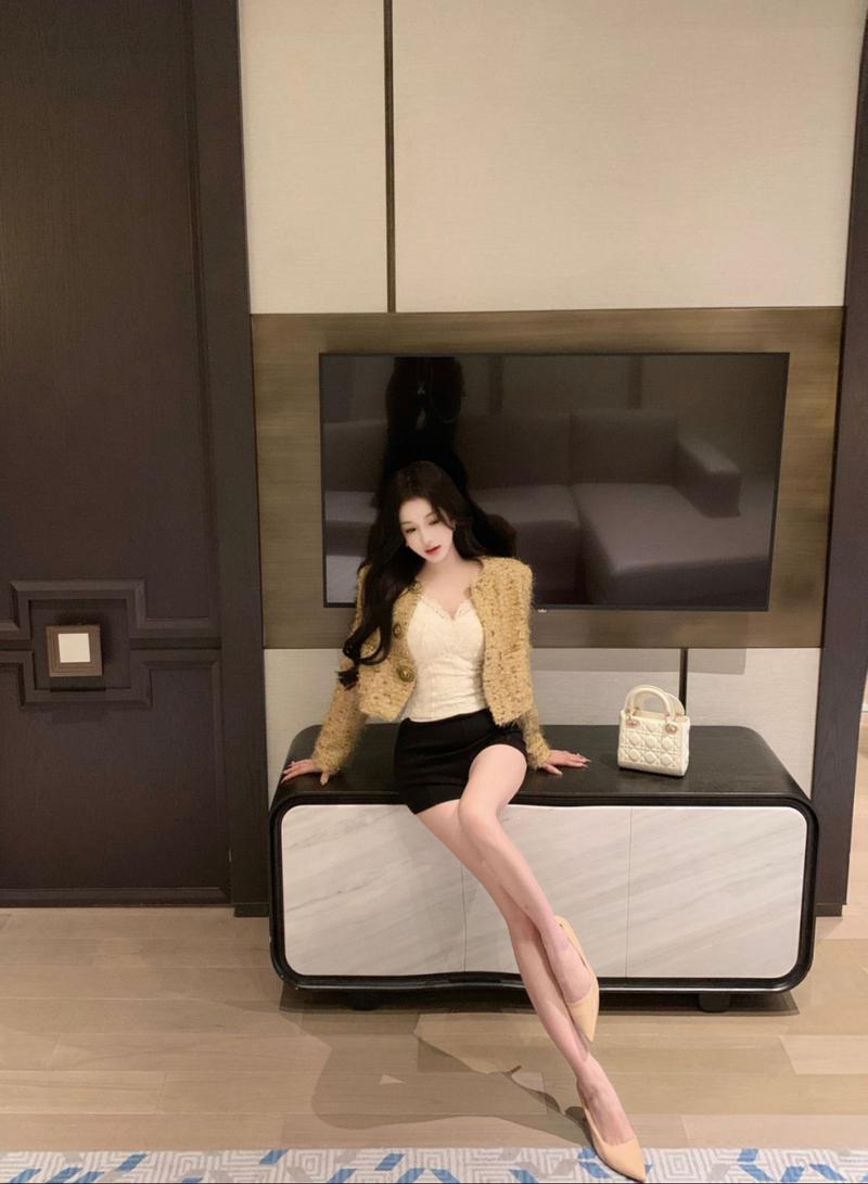 Product Introduction of Áo Khoác Dài Tay Màu Đen Cổ Điển Phong Cách Cổ Điển Dành Cho Nữ, Mùa Thu Và Mùa Đông, Vải Tuýt Cao Cấp, Áo Cardigan Ngắn Thanh Lịch, Bán Chạy, Chứng Nhận Chất Lượng, Còn Hàng Top Women Jacket Voi 10