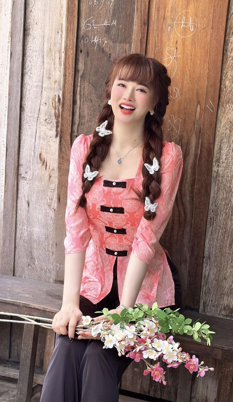Product Introduction of Bộ Bà Ba Cổ Vuông 40-80 Kí Áo Gấm Quần Latin 18