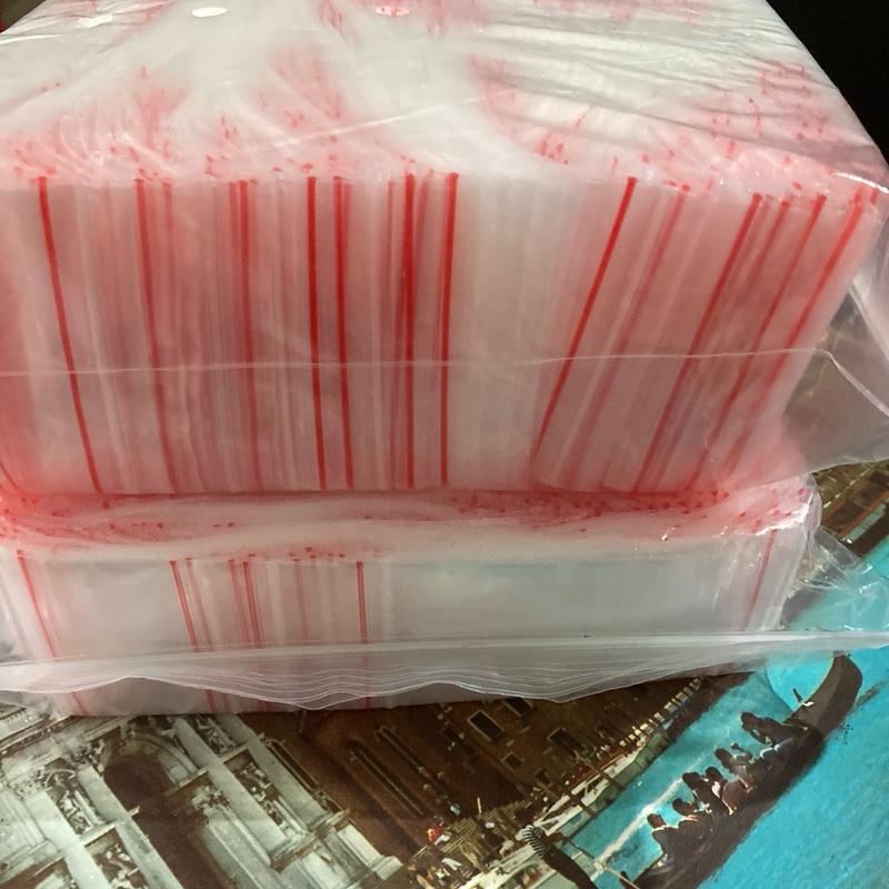 1kg túi zip chỉ đỏ . có kích thước 6×8,5cm đựng nước chấm và thuốc tây chia liều 2