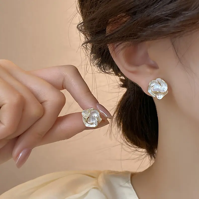 S925 Silver Needle Unique Camellia Earnail Female 2025 New Popular Earaccessory, Small Design, Light Luxury, High End Earaccessory