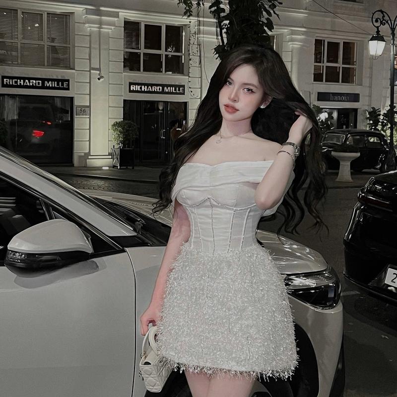 Váy Thiết Kế trễ vai taffta dáng A viền đá phối lông tua rua Nữ NQ520