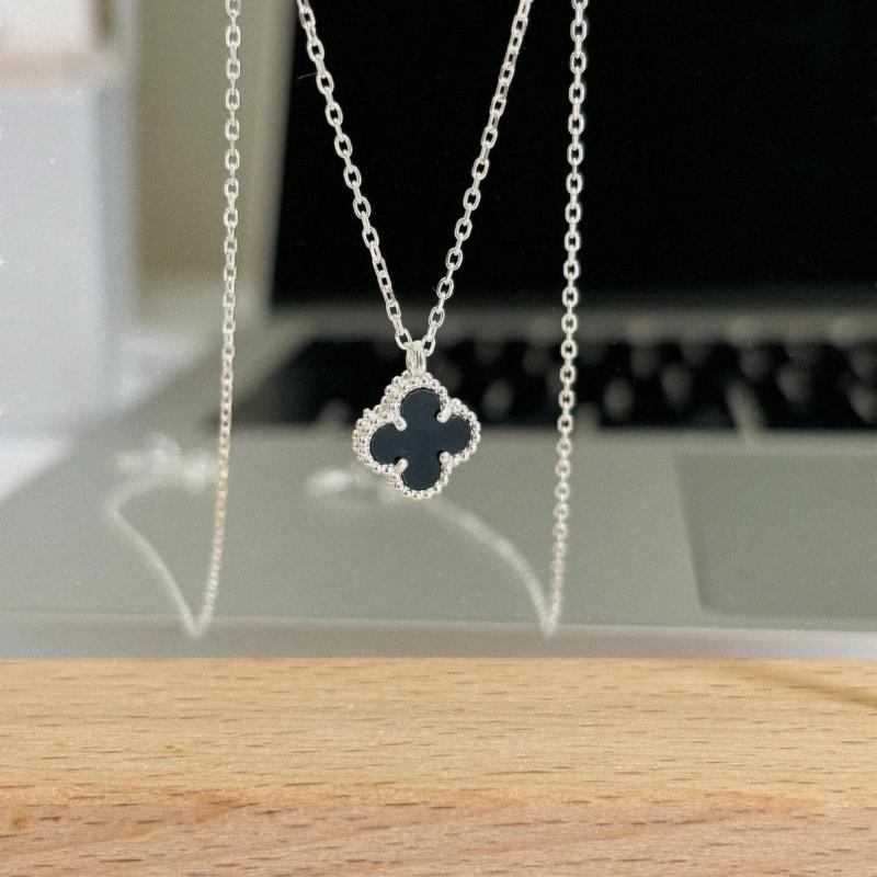 Dây chuyền cỏ 4 lá đen DD Jewelry DM001 2