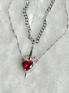 Set de 2 piezas de Collar con corazón y espada, Joyería única para pareja, Color plateado &, Perfecto para bodas y fiestas, Incluye caja de rosas