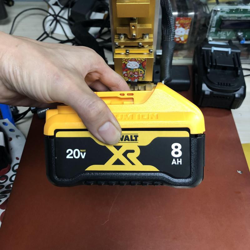 Pin Đóng Dewat 20v dung lượng 8ah dòng xả cao nhận sạc zin sử dụng lõi pin 21700 chính hãng